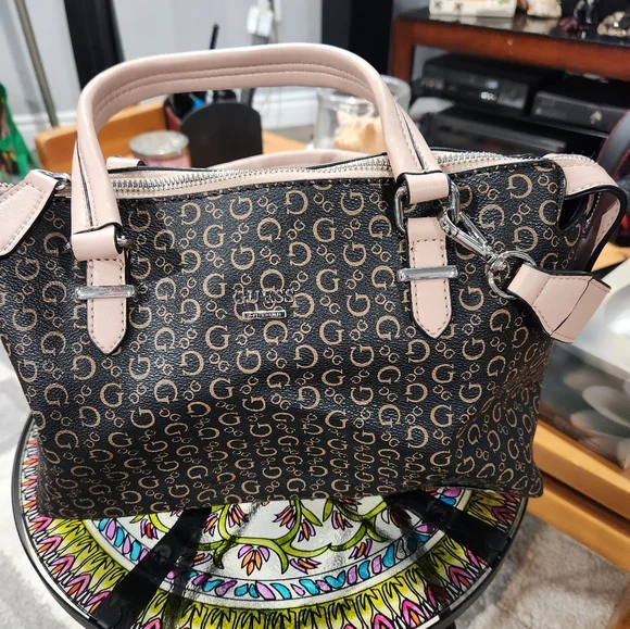 GUESS purse - Picture 1 of 4